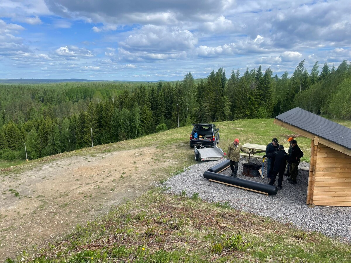 Kuvassa rakennetaan retkeilykohteen rakenteita