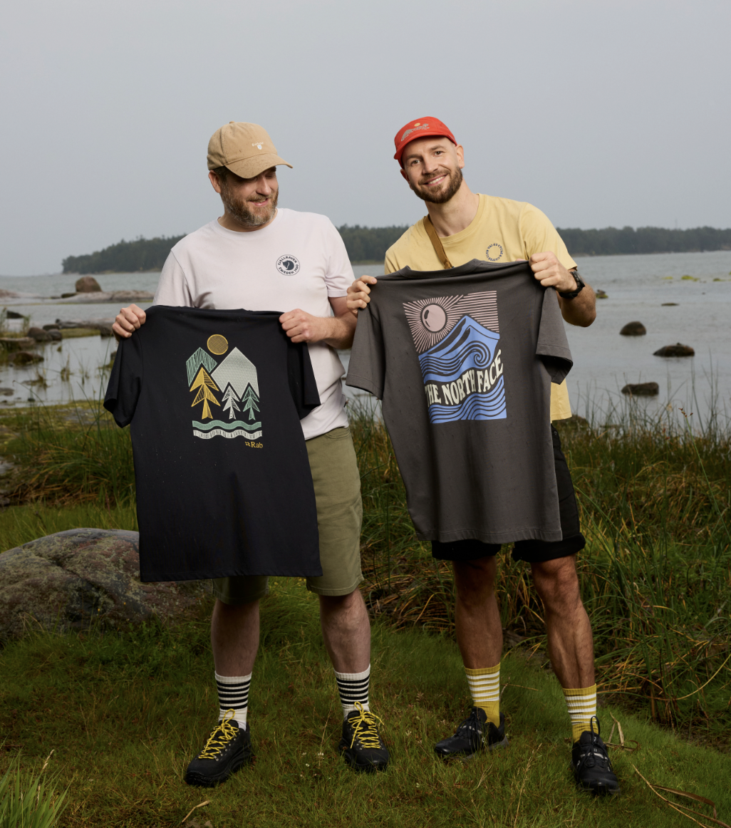 Kuvassa mieshenkil&ouml;t kes&auml;isess&auml; maisemassa