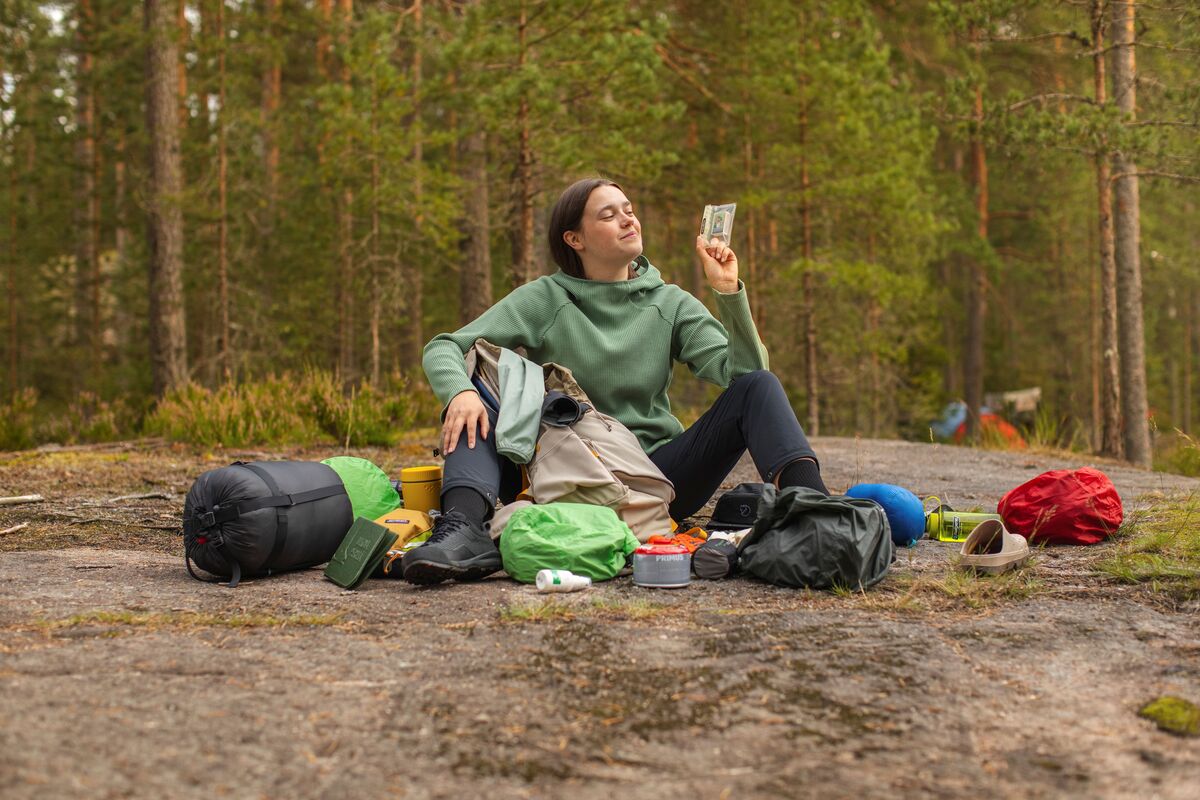 Kuvassa kaksi telttaa rannalla