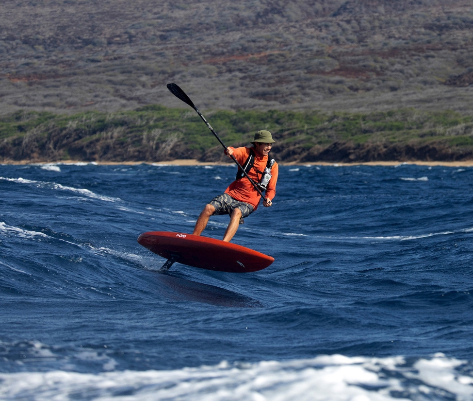 A foiler leans into a turn.
