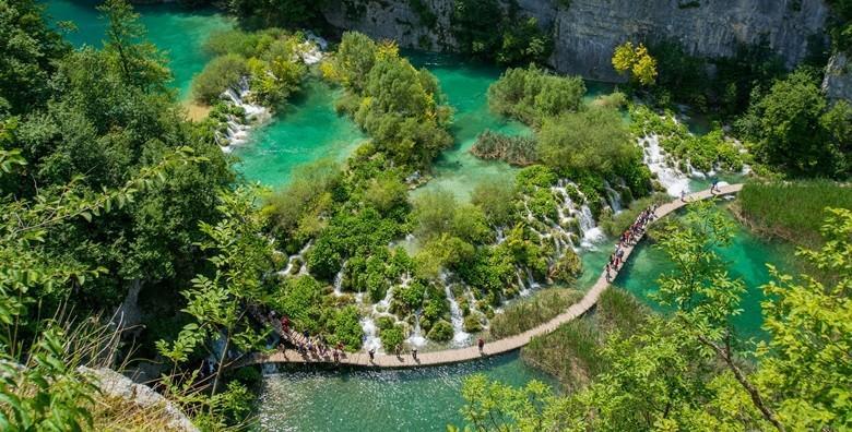 NP Plitvička jezera - doživite jedinstvenu ljepotu jezera i slapova u najpoznatijem hrvatskom nacionalnom parku uz vožnju turističkim vlakićem i brodićem po jezeru