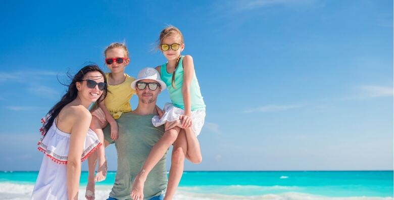 LJETO U STARIGRADU, PAKLENICA - obiteljska uživancija nadomak plaže uz 2, 3 ili 5 noći s doručkom za 3 do 4 osobe u Hotelu Rivijera 3*