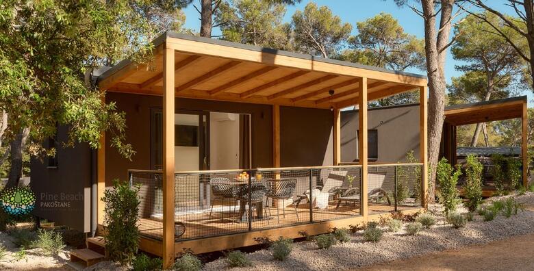 PINE BEACH - proljetni ALL INCLUSIVE LIGHT odmor uz 2 noćenja u mobilnim kućicama za 3 odrasle osobe + gratis paket za 1 dijete do 3,99 godina u Pakoštanama