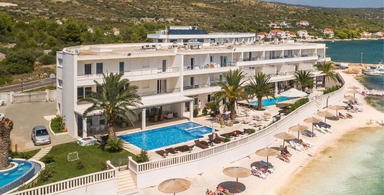ODMOR ZA DVOJE U DALMACIJI, ROGOZNICA - 2 noćenja s punim pansionom te tri vanjska bazena i sobom s pogledom na more u Hotelu Perla 4*