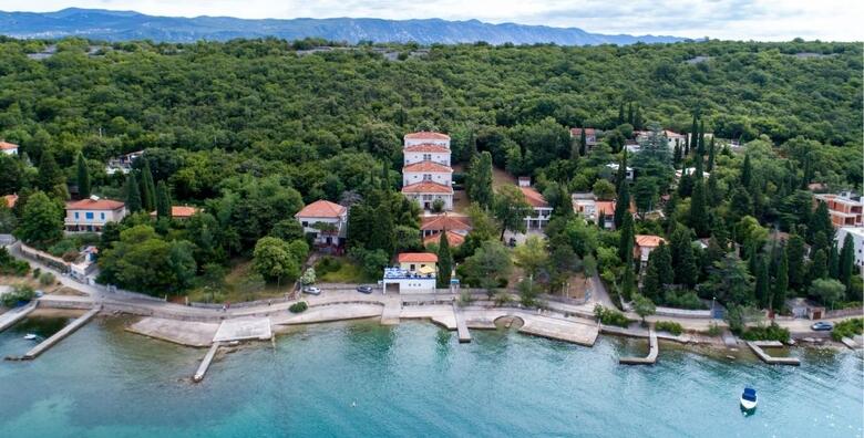 Hotel Delfin na otoku Krku - obiteljski odmor uz 8 noćenja s polupansionom za 2 odraslih i 2 djece do 11,99 godina
