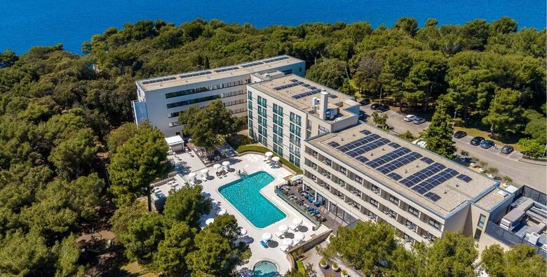 Obiteljski bijeg u Park Plaza Arena 3*, Pula - 2 noćenja s polupansionom za 2 odraslih i gratis paket za do 2 djece uz masažu, korištenje saune i teretane