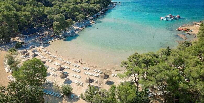 PINE BEACH - proljetni ALL INCLUSIVE LIGHT odmor uz 2 noćenja u mobilnim kućicama za 3 odrasle osobe + gratis paket za 1 dijete do 3,99 godina u Pakoštanama