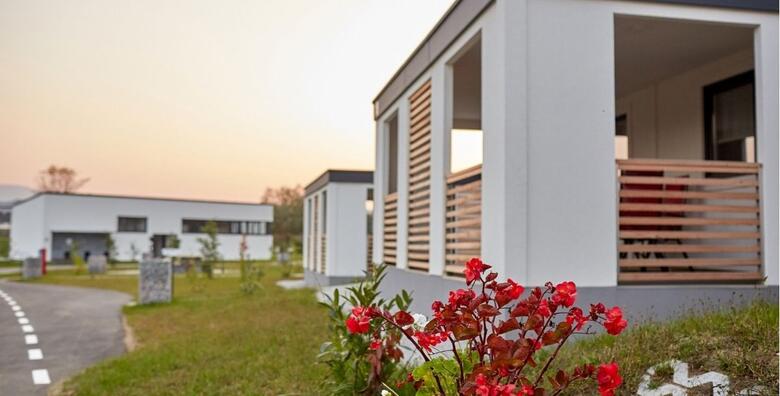 Proljetni odmor u mobilnim kućicama Terme Jezerčica 4* uz 2 noćenja s polupansionom za 2 odrasle osobe i 4 djece do 4,99 godina uz korištenje unutarnjih bazena