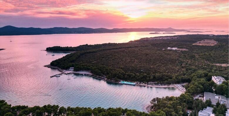 FITNESS ODMOR U CRVENOJ LUCI - 2 noćenja s polupansionom za 2 osobe + gratis paket za 1 dijete do 4,99 godina uz vježbanje s Vanjom Tokić, unutarnji grijani bazen i saunu