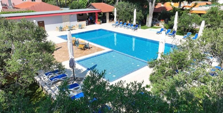 CIJELA SEZONA, Biograd na Moru - 2, 3, 5 ili 7 noći s polupansionom za 2 osobe uz korištenje vanjskog bazena u Mediteranskom selu San Antonio 3*