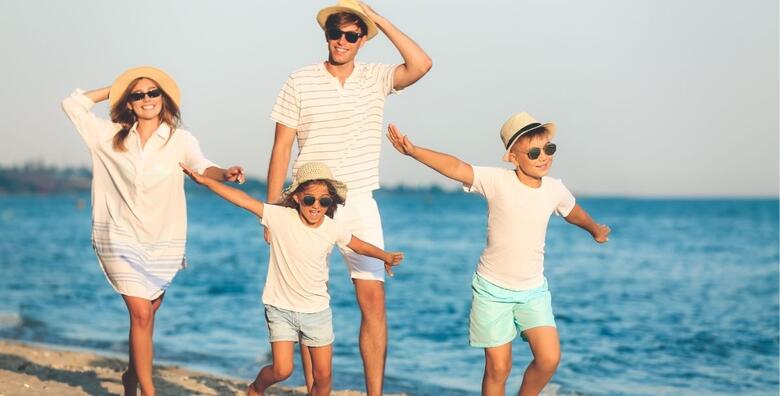 OBITELJSKI ODMOR U STARIGRADU, PAKLENICA - ljetni odmor nadomak plaže uz 2, 3, 4, 5 ili 7 noći s doručkom za 3 do 4 osobe u Hotelu Rivijera 3*