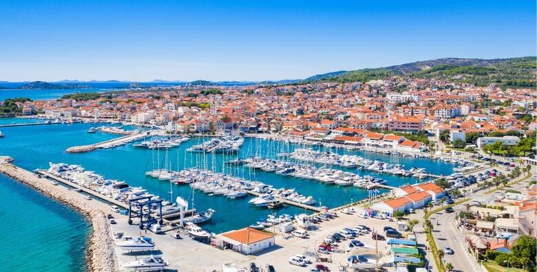 Obnovite svoju energiju i doživite Vodice u Hotelu Stella Maris uz 2 noćenja s polupansionom za 2 odraslih + GRATIS paket za 2 djece