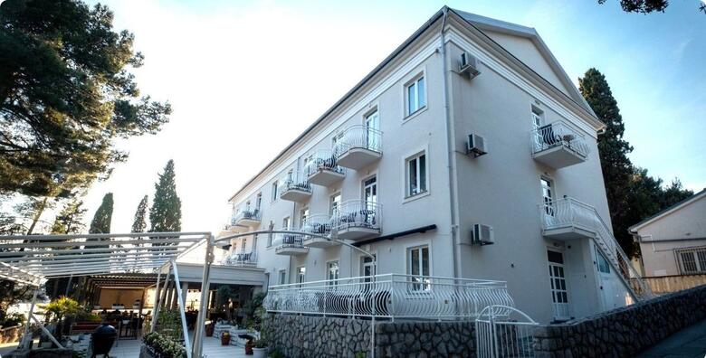 Proljeće u Hotelu Bor 3*, Krk - 2 noćenja s doručkom ili polupansionom  za 2 osobe + gratis paket za 1 dijete u samoj blizini mora