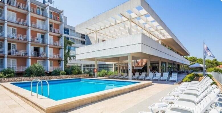 ALL INCLUSIVE odmor od 2, 3 ili 5 noćenja za 2 odrasle osobe + GRATIS paket za do 2 djece u Hotelu Hvar 3*, Jelsa