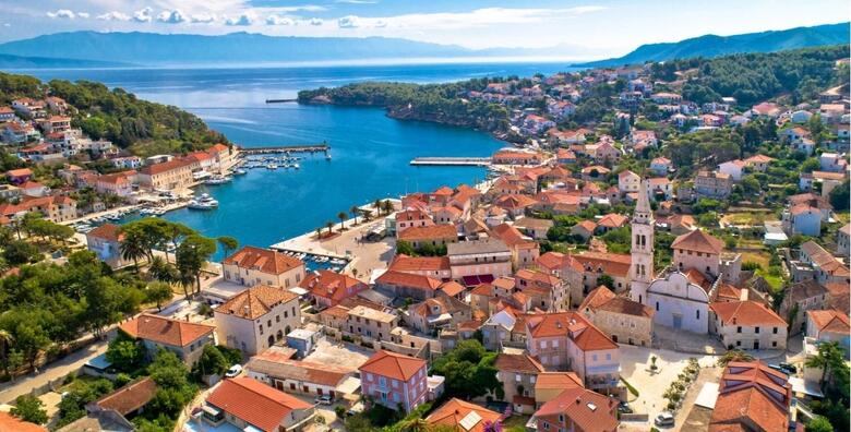 Fontana Resort 2*, Jelsa - 3, 5 ili 7 noćenja s polupansionom za 2 osobe + gratis paket za 1 dijete do 2,99 godina uz korištenje dva vanjska bazena