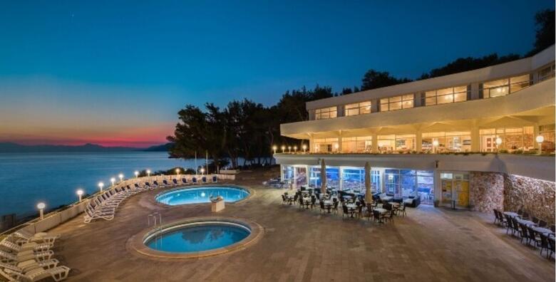 JELSA, FONTANA RESORT 2* - 2, 5 ili 7 noćenja u apartmanu po izboru za do 5 odraslih osoba ili 2 odrasle osobe i do 4 djece uz korištenje dva vanjska bazena