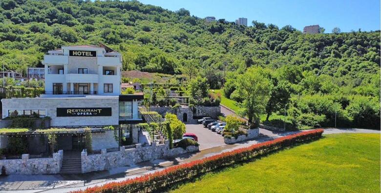 CIJELA SEZONA U BUDVI, Hotel Opera 3* - 2, 5 ili 7 noćenja s polupansionomza 2 osobe + gratis paket za 1 dijete do 5,99 godina uz vanjski bazen