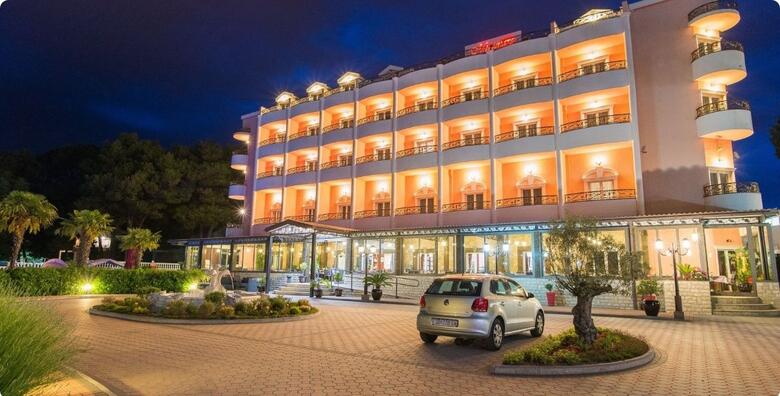 Predsezona i posezona, Hotel Miramare 4* - 2 noćenja s polupansionom za 2 osobe i do 3 djece uz korištenje vanjskog bazena i teretane