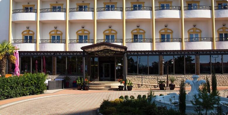 Hotel Miramare 4*, predsezona i posezona - 2 noćenja s polupansionom za 2 osobe i do 2 djece uz korištenje vanjskog bazena i teretane