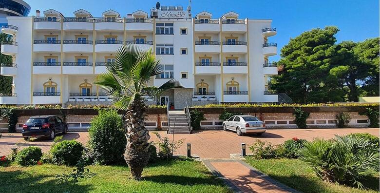 Špica sezone u Hotelu Miramare 4* - 3 noćenja s polupansionom za 2 osobe i do 3 djece uz korištenje vanjskog bazena i teretane