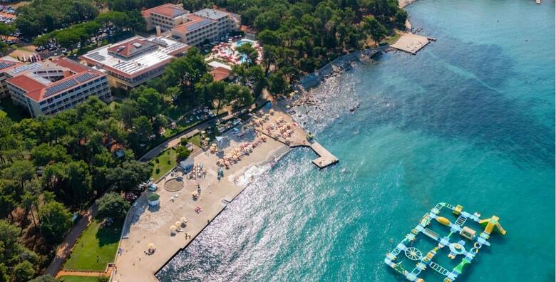UMAG - pronađite vrhunski smještaj u Hotelu Aurora Plava Laguna 4*, opustite se uz bazene i provedite sunčane dane na plaži u samoj blizini hotela