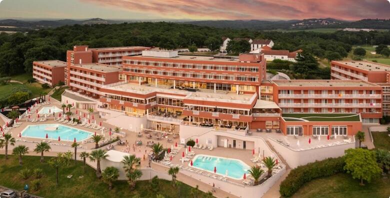 POREČ - isprobajte dašak luksuza okruženi zelenilom i morem u Hotelu Albatros 4* Plava Laguna