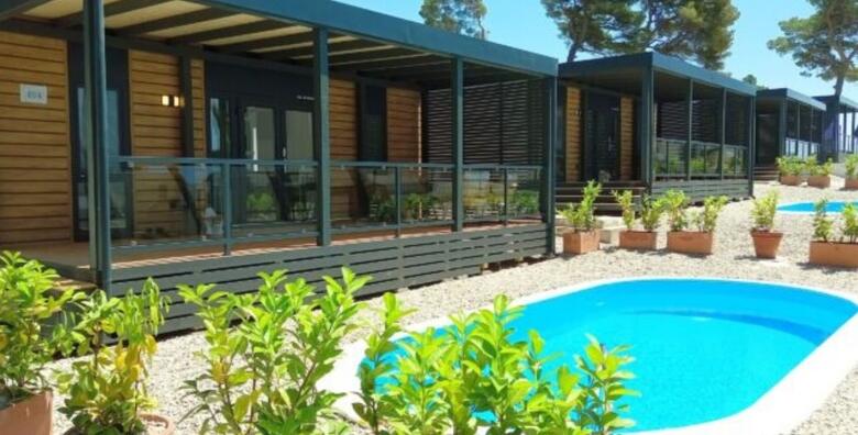 Deluxe kamping vila s privatnim bazenom uz 2, 5 ili 7 noćenja za do 4 osobe i 2 djece do 11,99 g. u Park Villas by Morenia 4*