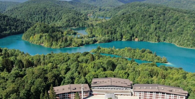 NP PLITVIČKA JEZERA - obiteljska idila u srcu Plitvica uz 2 noćenja s polupansionom za 2 osobe i do 2 djece u Hotelu Jezero 3*