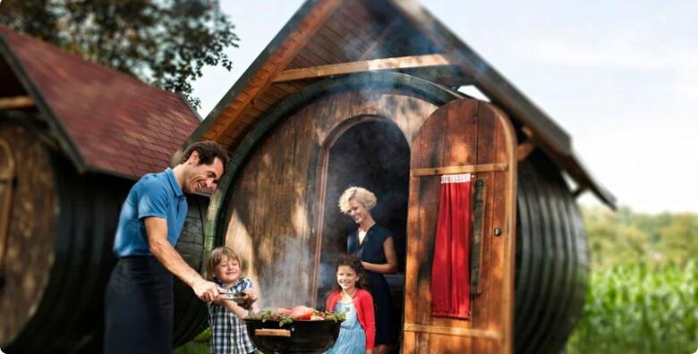 Glamping odmor u VINSKIM BAČVAMA - 1 ili 2 noćenja s polupansionom te kupanje u unutarnjim termalnim bazenima i korištenjem sauna