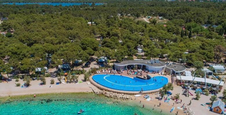 Amadria park u Šibeniku - 2 noćenja u apartmanu 2+2 za 2 odrasle osobe i 2 djece do 11,99 godina + ulaz u Aquapark Dalmatia