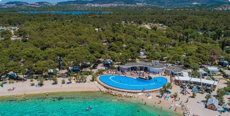 Amadria Park Camping 4*, Šibenik, 2 noćenja u Standard mobilnoj kućici za 2 odrasle osobe i 2 djece do 11,99 godina + Aquapark Dalmatia