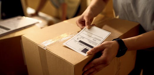 Reclamações sobre entregas quase duplicam e resolução das empresas recua para 34%