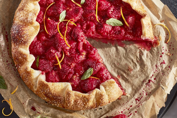 Malinová galetka s mandľovým práškom a ibištekovou polevou