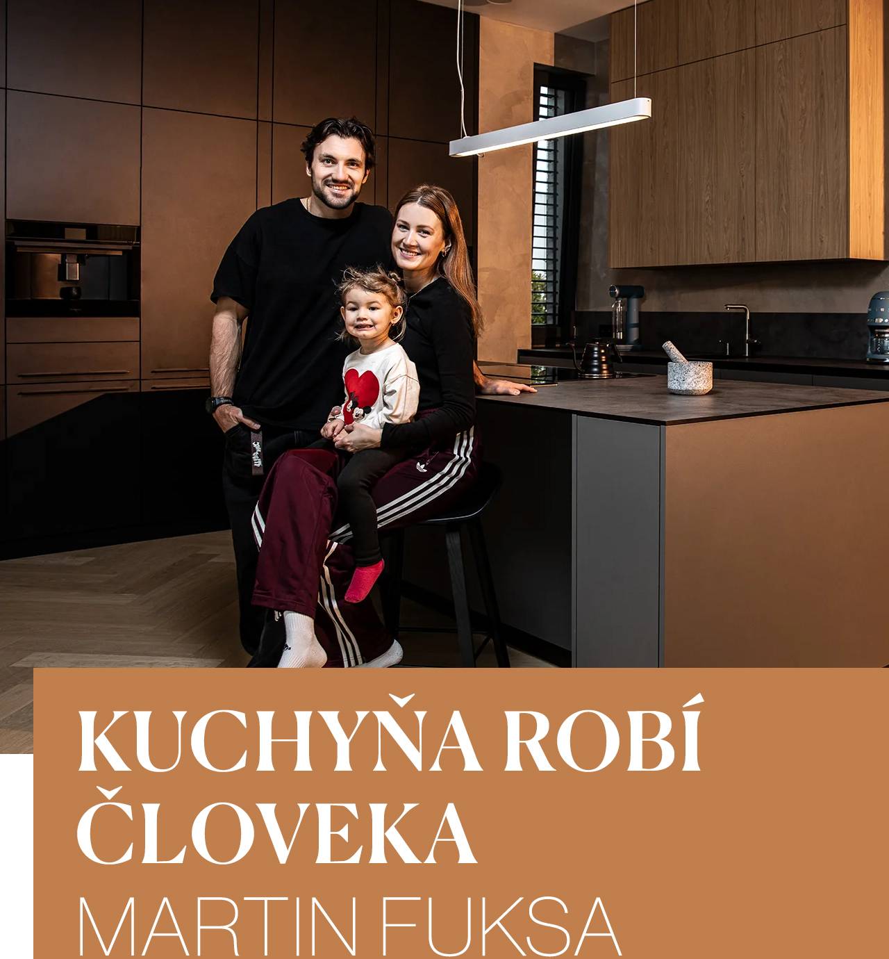 V novom diele seriálu Kuchyň robí človeka navštevujeme Nymburk, kde Martin Fuksa spája svoj každodenný život s vrcholovým športom. Nahliadnite do prostredia, kde vzniká sústredenie, disciplína aj pokoj, ktoré ho sprevádzajú na ceste k medailovým úspechom vrátane olympijských hier v Paríži 2024.