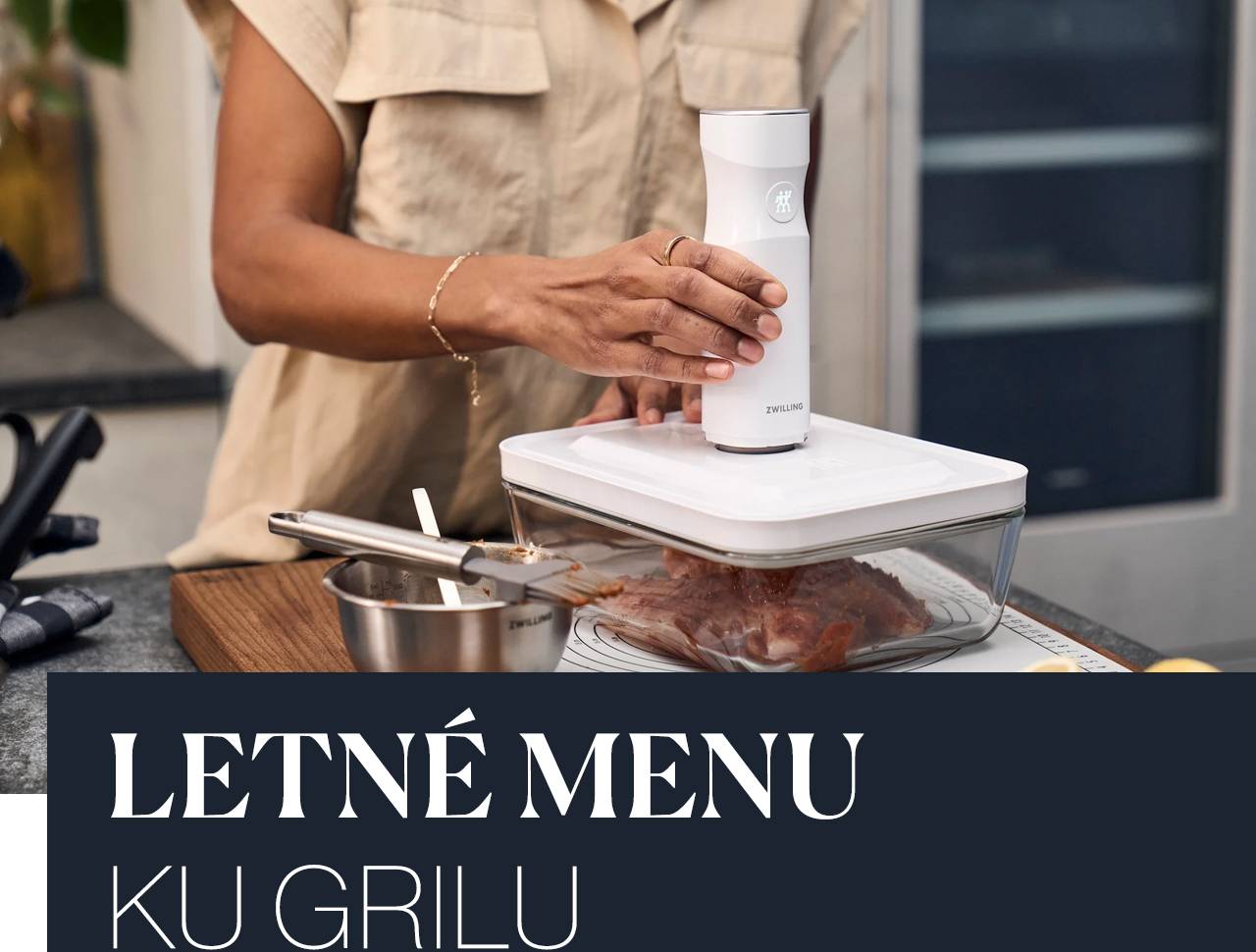 Letné grilovanie nemusí znamenať hodiny príprav. Predjedlá, marinády aj prílohy si môžete pripraviť vopred, uchovať vo vákuu a servírovať presne vtedy, keď dorazia hostia. Inšpirujte sa naším letným menu plným sezónnych chutí a zistite, ako vám kolekcia ZWILLING Fresh & Save pomôže udržať suroviny dlhšie čerstvé.