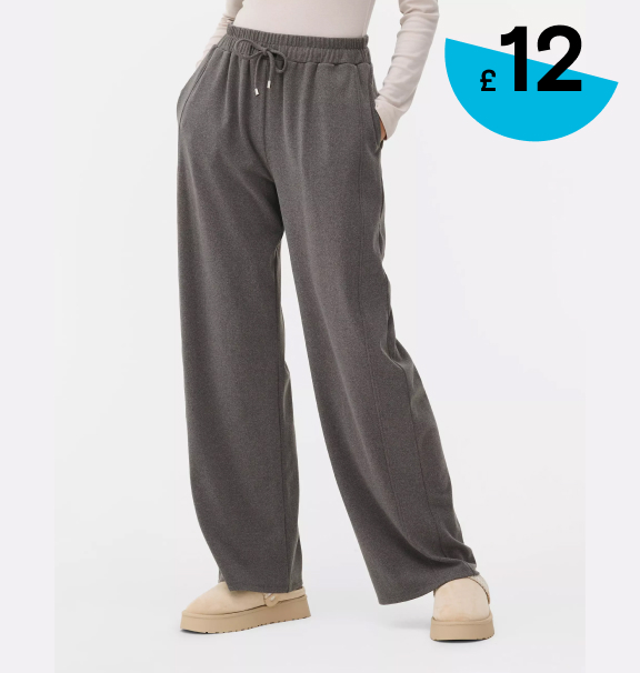 Woman wearing the Paula Echevarría Wide Leg Microfleece Joggers