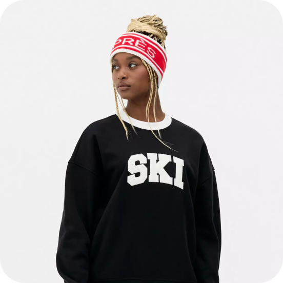 A women wearing a black jersey saying "Ski"