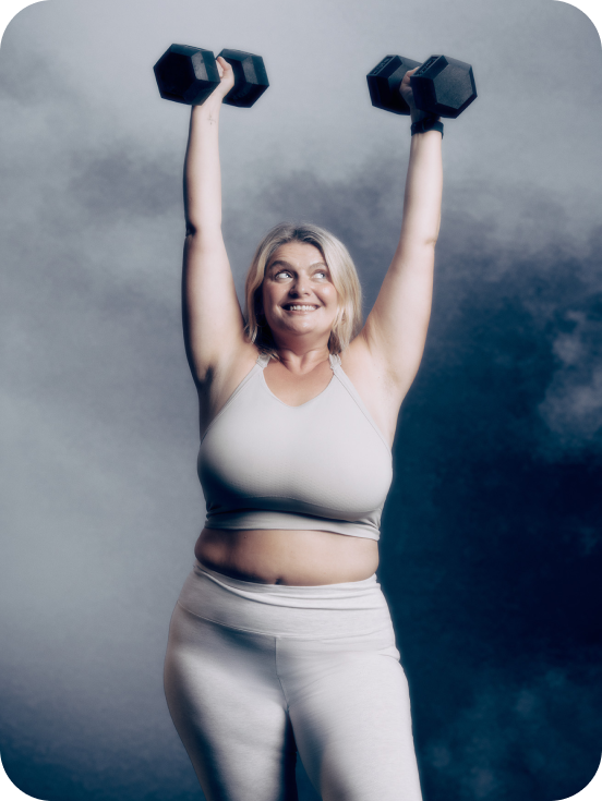 A women wearing a nude gym set holding dumbells 