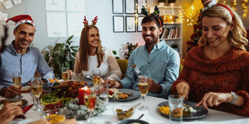 Familia à mesa no Natal.