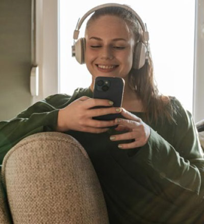 Jovem ouve música com headphones.