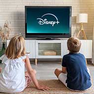 Crianças a assistir Disney+.