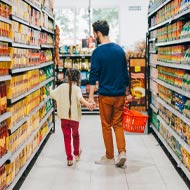 Família a fazer compras em supermercado.