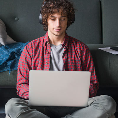 Jovem utiliza computador.