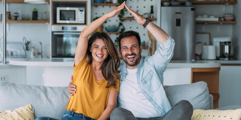 Casal feliz em casa.