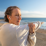 Auriculares até 100 euros? Descubra opções para música, chamadas e desporto que valem o que custam
