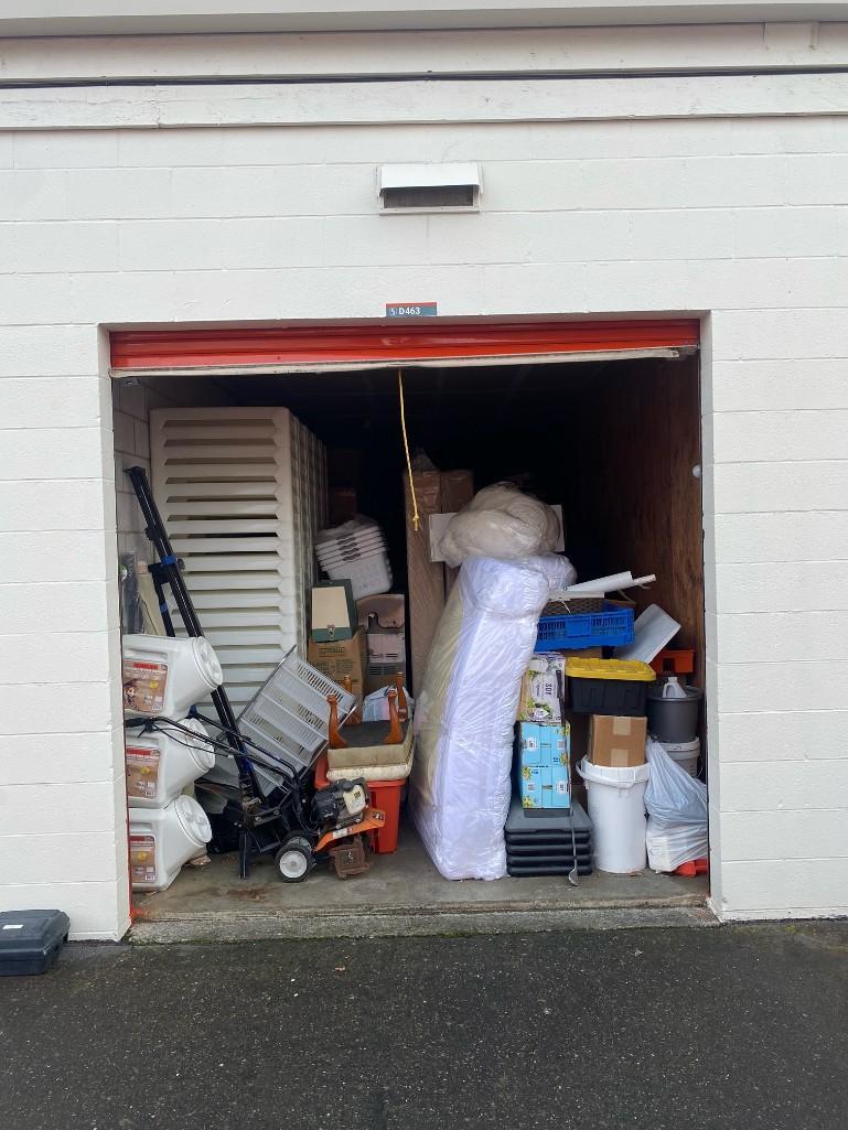 2 Storage Units Auction