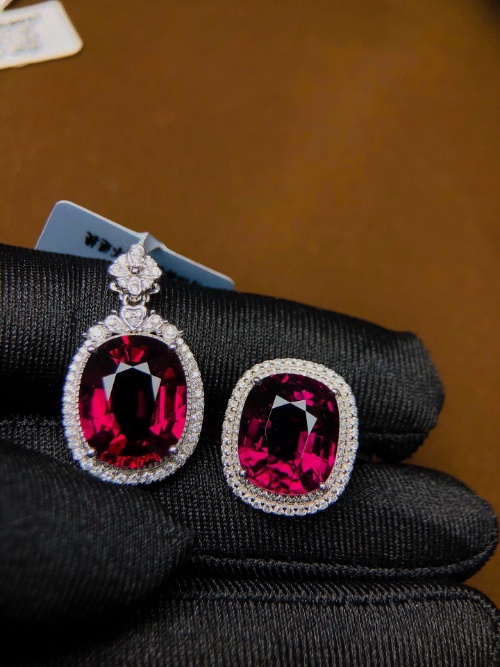 Natural Gemstones, Jade & Handcrafted Bead Auction