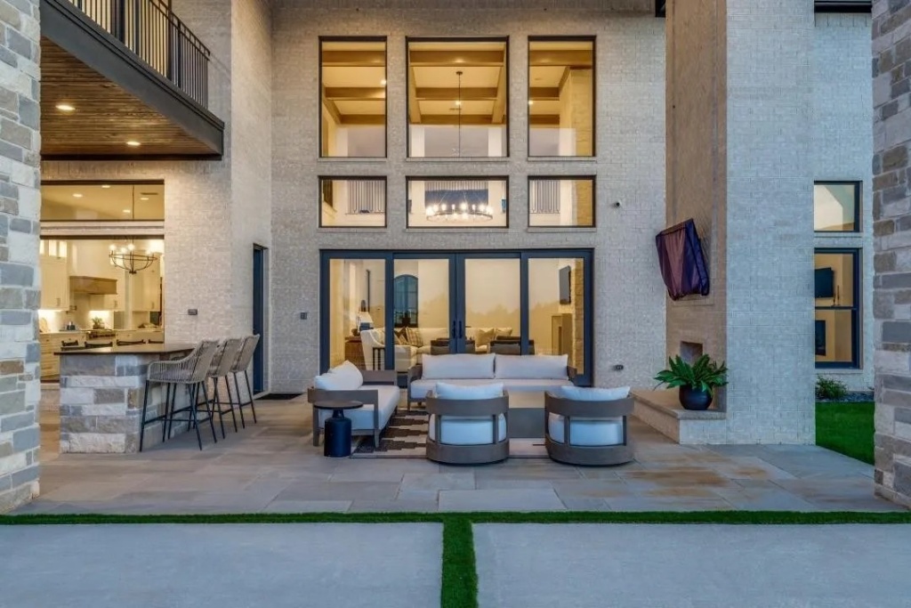 5 Acre Executive Estate in Timberlake Trails