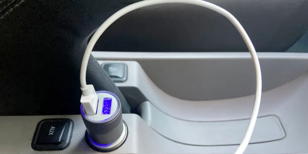 Come scegliere il caricabatteria auto