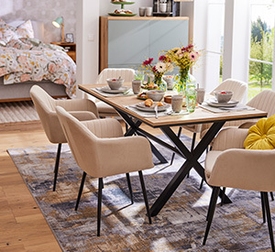 Esstisch in Eiche und schwarz, Stühle in beige und schwarz, Samtvelours